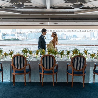 大きな窓のある会場では、移りゆく東京湾の風景が大スクリーンのように映し出される<br>【披露宴】【東京湾を臨む感動的な結婚式を】一船貸し切り～プライベートデッキ付き