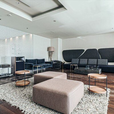 ソファの設えられたリゾート感あるスペースは、ゲストの待合室としても利用できる<br>【付帯設備】付帯設備