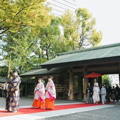 日本庭園に浮かぶ橋の上を大切な家族とともに歩く「庭参進の儀」。
風情たっぷりの杜に佇む「東郷神社」へと歩を進めます。