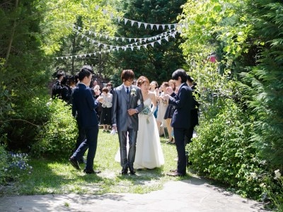 小さな森のガーデンで　緑に囲まれた開放感あふれる結婚式