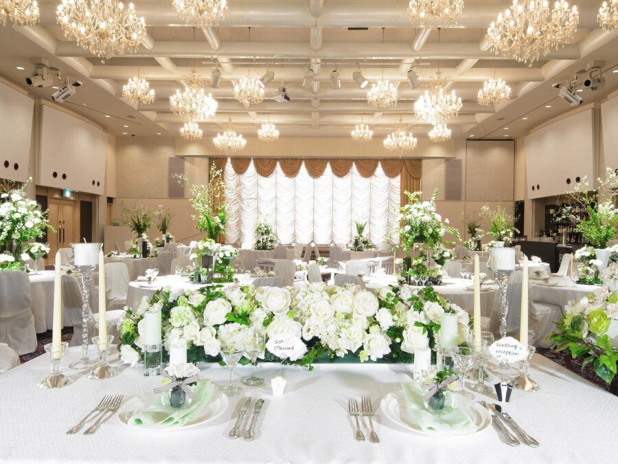 会場内は高い天井にシャンデリアが煌めき華やかな結婚式の雰囲気を演出
