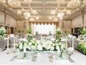 会場内は高い天井にシャンデリアが煌めき華やかな結婚式の雰囲気を演出