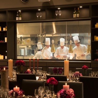 『レストラン・ド・ブルゴーニュ』は、出来たて料理を提供できるオープンキッチン完備<br>【披露宴】披露宴／レストラン・ド・ブルゴーニュ