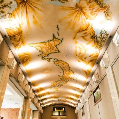 西洋絵画を思わせる天井画はおもてなしの国日本を表します<br>【付帯設備】付帯設備