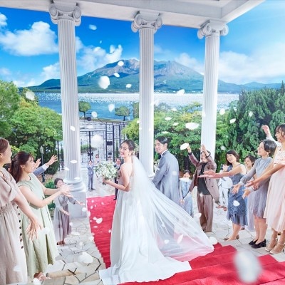 鹿児島のシンボル・桜島を望む大階段でのフラワーシャワーは、県外ゲストにも大好評<br>【挙式】WHITE HOUSE - 純白のチャペル -【～100名】