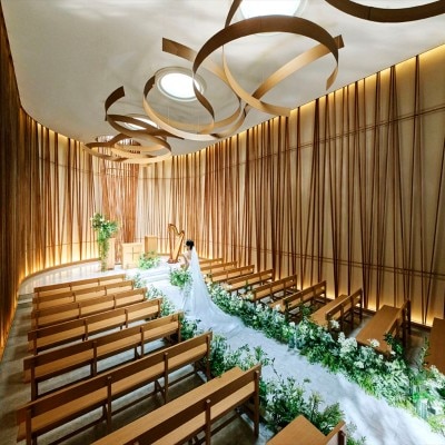 <br>【挙式】結婚式の為だけに建築された“本物の迎賓館”。光と緑に包まれた木のチャペル（着席：～120名迄）