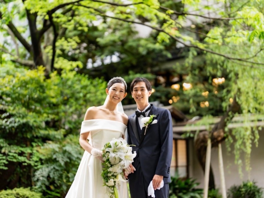 ーLocation photoー

挙式の3ヶ月前 雨の日の前撮りで愛車と共に撮影した特別な1枚

まるで映画のワンシーンのような写真はロケーションフォトならでは

おふたりもお気に入りの１ショットです