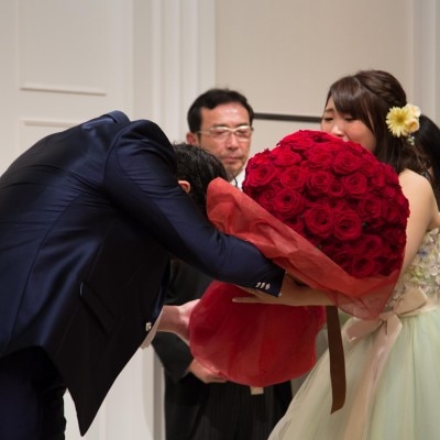 ご披露宴の結びのシーンでまさかの・・・!!
ご新郎様からご新婦様へサプライズ花束のプレゼント!!♡

Chinamiさんびっくりして嬉しくて思わず涙しておりましたね♡
Hiroshiさんとてもかっこよかったです!!