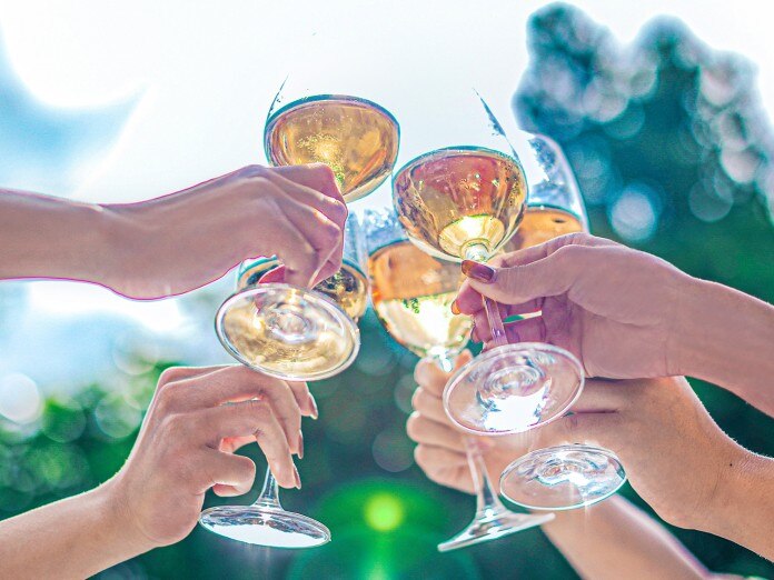 太陽の下で祝福の乾杯『トースティングセレモニー』を