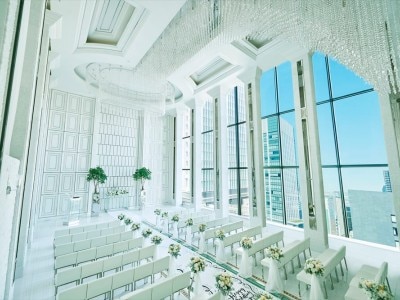 7mもの天井高を誇るスケール感と純白の輝きが神聖な雰囲気の「クリスタルチャペル」