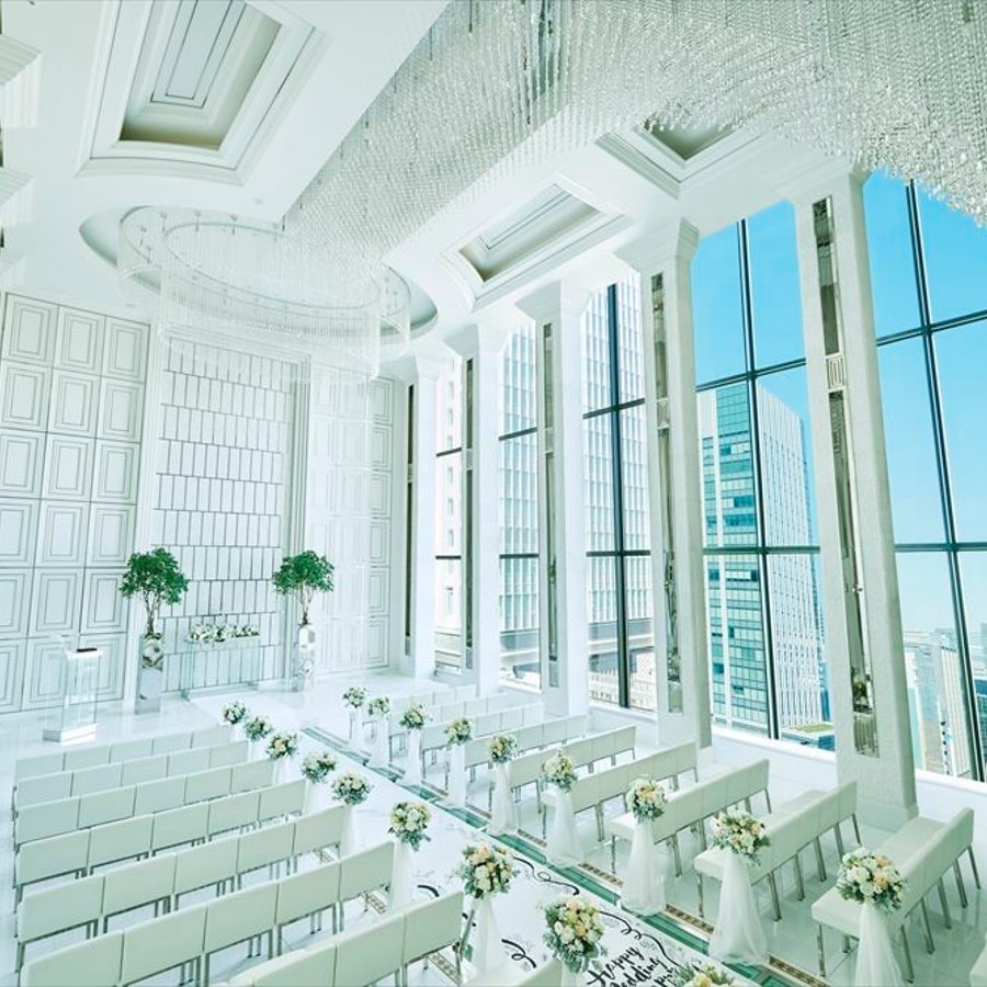 7mもの天井高を誇るスケール感と純白の輝きが神聖な雰囲気の「クリスタルチャペル」