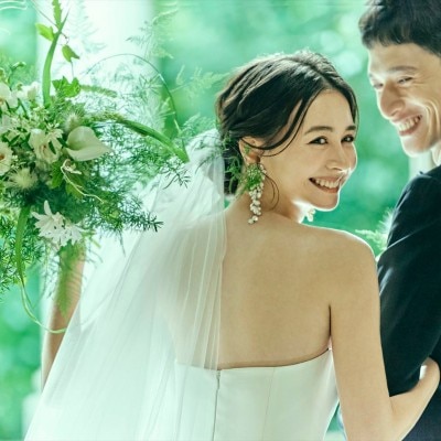 <br>【挙式】結婚式の為だけに建築された“本物の迎賓館”。光と緑に包まれた木のチャペル（着席：～120名迄）