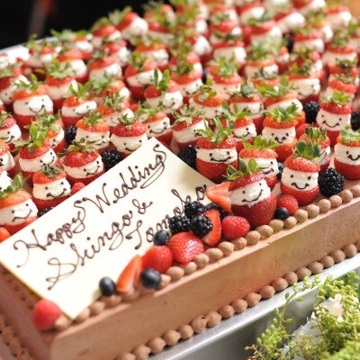 いちごちゃんがたくさん乗った可愛らしいチョコレートケーキ<br>【料理・ケーキ】ケーキ