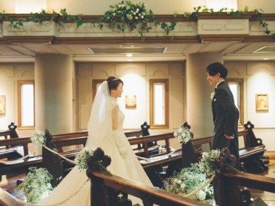 アンティークの調度品に囲まれた教会は荘厳でフォトジェニック。ステキな写真を残して