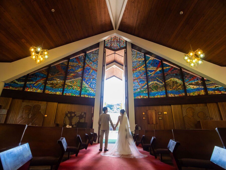 ハワイの歴史と自然の温かみ溢れる教会。開放感いっぱい。ステンドグラスも美しい。