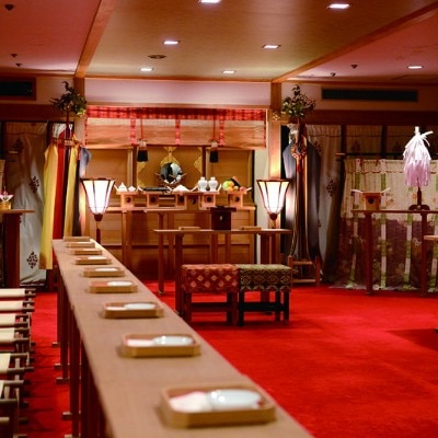 琉球八社の一つ「波上宮」での神前式と、ホテルでの華やかな披露宴の組合せも人気<br>【挙式】挙式