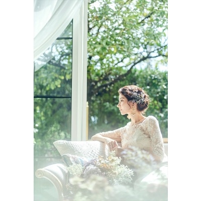 陽だまりに抱かれて、輝く花嫁。館内にはフォトジェニックな撮影スポットがたくさん<br>【披露宴】VICTORIA HOUSE 【着席：10～182名】
