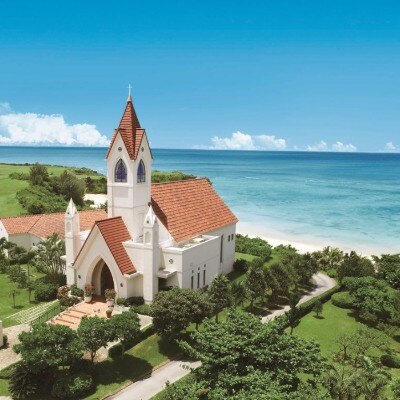 まるで南欧の海辺に立つような白壁のチャペルからは、沖縄の青い海を一望できる<br>【挙式】グローリー教会／着席～100名