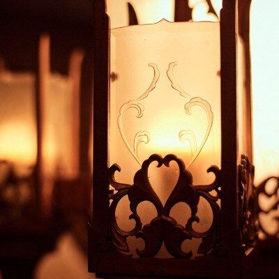 やわらかな灯りがドラマチックな雰囲気を醸し出す、曲線の装飾が美しいランプシェード