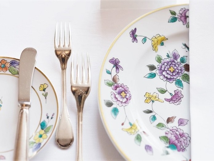 テーブルを可憐に彩る食器は、一つひとつデザインの異なるビレロイ&amp;ボッホの特注品