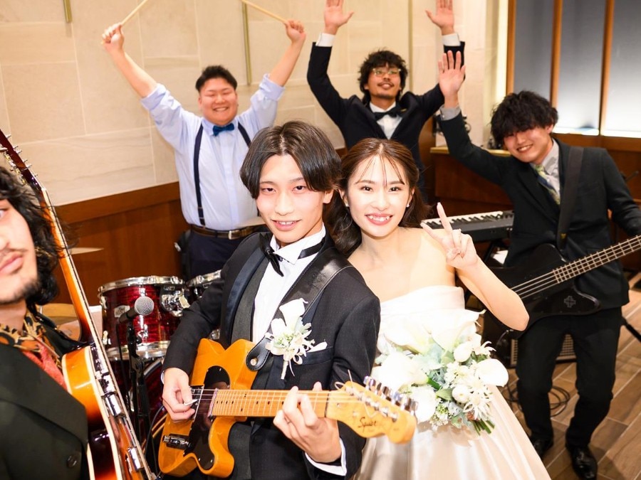 わたしたちらしいおもてなしで　みんなが笑顔になる結婚式にしたい

夢を語り合った仲間とのライブ
「将来絶対に友人スピーチするからね」と学生時代に交わした約束

やってみたいこと　憧れだったことを余すところなく詰め込んだパーティは
笑い　感動　祝福　涙　笑顔に溢れ　とても濃く鮮やかな時間に

今まで過ごしてきた大切な時間も
今日という日の　たくさんの感動と笑顔も
“想い出の新しい１ページ”としてみんなの心に刻まれました