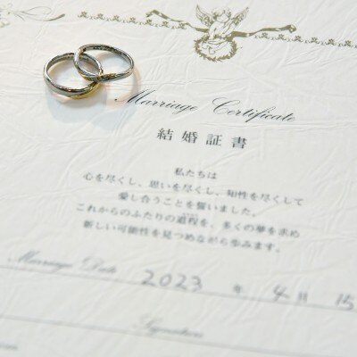 挙式中におふたりが記名する結婚証書