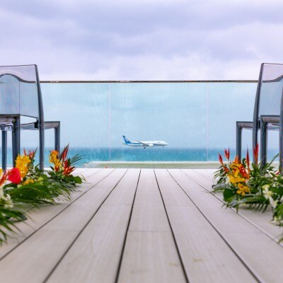 チャペルの目の前に那覇空港があり、飛行機が離着陸する風景もすぐ間近に見られる