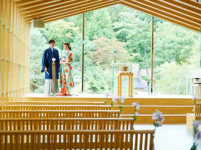 8月の結婚式は、教会ガラス一面に日本庭園の緑が広がります。北海道らしさ、そして広大な敷地を覗いての結婚式は新郎新婦だけではなく、ゲスト
