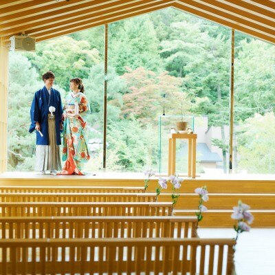 8月の結婚式は、教会ガラス一面に日本庭園の緑が広がります。北海道らしさ、そして広大な敷地を覗いての結婚式は新郎新婦だけではなく、ゲスト