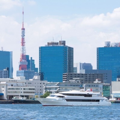 ③東京タワー／レインボーブリッジとの2ショットは クルージングならでは<br>【庭】【航路】A～Cの3航路からセレクト可能