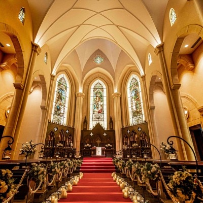 チャペル<br>【挙式】約200年もの歴史をもつステンドグラス輝く本格大聖堂 （着席～120名様）　