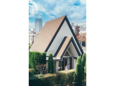 三角屋根と大きな窓が印象的な独立型チャペルで、光に包まれる神聖なセレモニーを