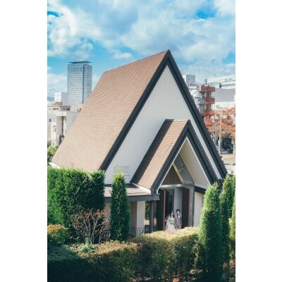 三角屋根と大きな窓が印象的な独立型チャペルで、光に包まれる神聖なセレモニーを<br>【挙式】チャペル／着席～90名