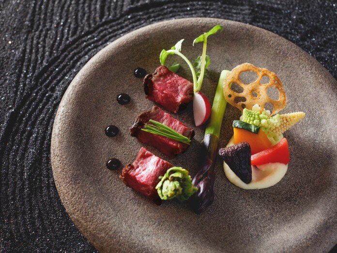 福島の新鮮な食材を存分に使った、婚礼料理。おいしいおもてなしに、ゲストも舌鼓