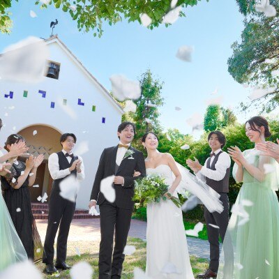 チャペル前のガーデンでのフラワーシャワー<br>【挙式】「チャペル」教会式・人前式（着席～70名）