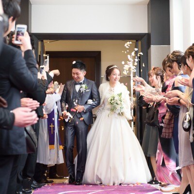 無事に誓いをたてたおふたり♥
あいにくの空模様でしたが、皆さまからフラワーシャワーの祝福♡
雨でもご安心ください！