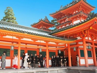 鮮やかな朱色に彩られた本殿の前をおごそかに、花嫁行列が練り歩く。