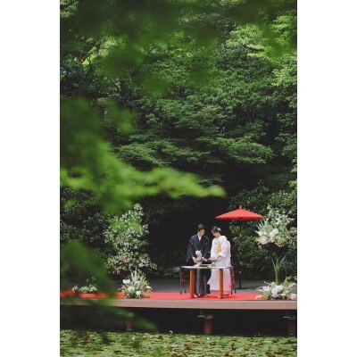 睡蓮の池のほとりにある宴舞台での和婚人前式「祝言」は、日本の心を感じる挙式に<br>【付帯設備】付帯設備