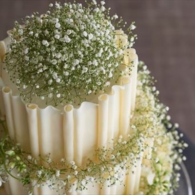 花が姿を変えたような可憐なウエディングケーキ。熟練パティシエの技に思わず溜息		<br>【料理・ケーキ】ケーキ-Wedding Cake-