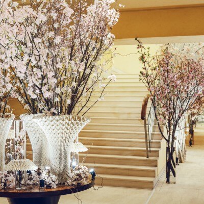 ②Sakura/ホテルのエントランスも桜で装飾されゲストをお迎えする