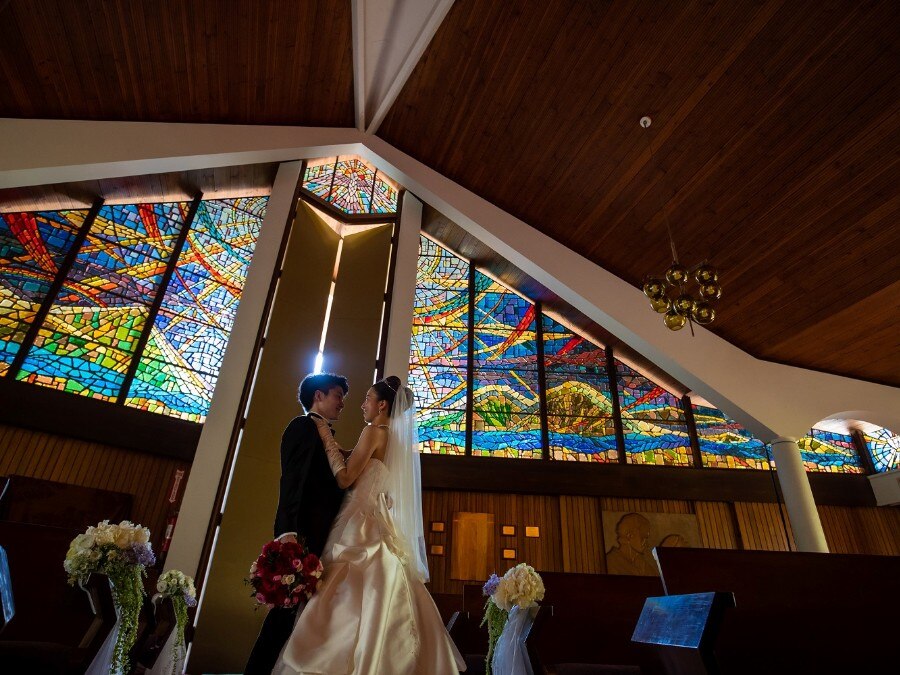 教会内に満ち溢れる美しいステンドグラスの光に照らされたお二人が素敵！