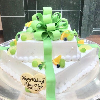 夏婚にぴったり♡爽やかなグリーンのリボンが印象的な◆スクエア型のケーキ◆