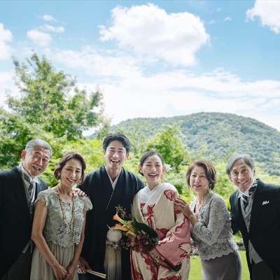 市街地にも程近い立地ながら、金華山をはじめとする山々が連なる雄大な景色が広がる<br>【ドレス・和装・その他】唯一無二のロケーション