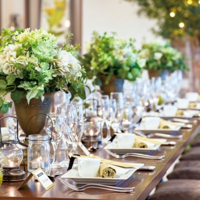  ロングテーブルを使えば晩餐会スタイルのゲストとの距離が近い結婚式を実現