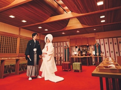 日本古来の美である白無垢姿が映えるホテル館内神殿