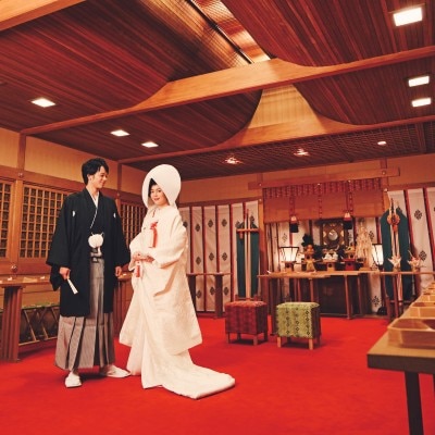 日本古来の美である白無垢姿が映えるホテル館内神殿