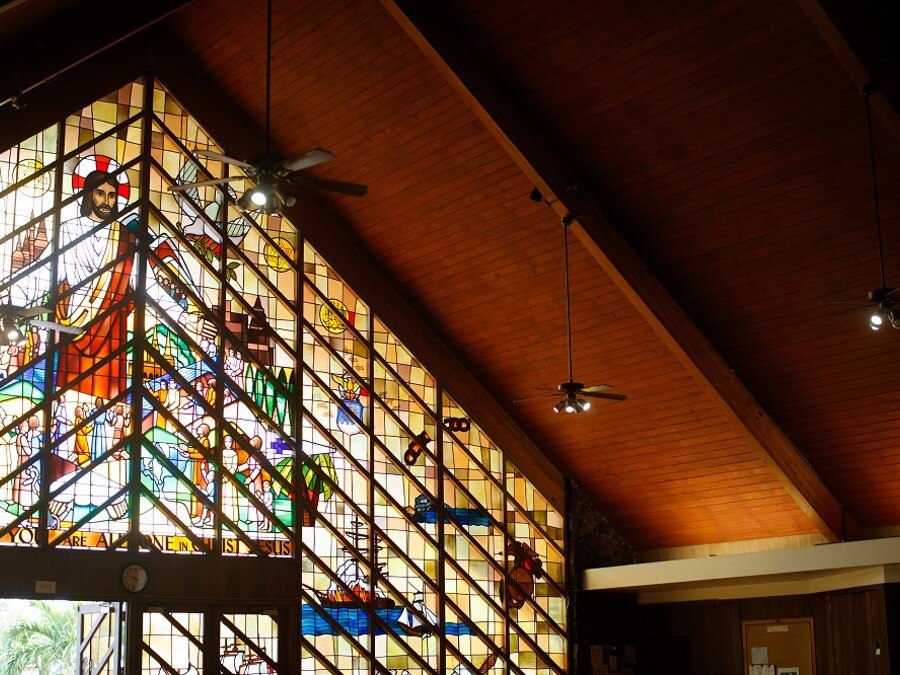 壁一面のステンドグラスが印象的な美しい教会。