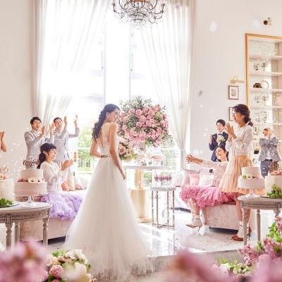 ふたりの好きな世界観ですべてを彩って幅広いコーディネートが映える、真っ白な邸宅<br>【披露宴】『ホワイトハウス』は白亜の清楚な邸宅（着席～120名）