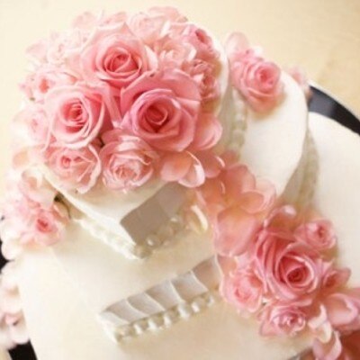 可愛らしいハートの3段ケーキ。ウェスティンのオリジナルケーキは花嫁に人気<br>【料理・ケーキ】とびきりのお気に入りを選びたいウエディングケーキ