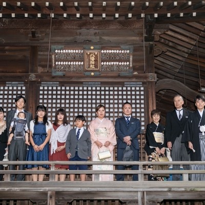 集合写真も趣のある一枚。なかなか顔を合わせることのない両家だからこそ貴重な写真に<br>【ドレス・和装・その他】豊富な撮影スポット